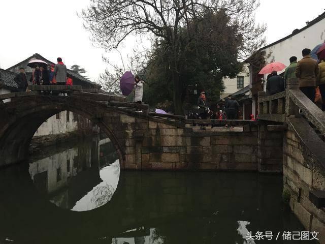 绿心集团盘中异动 急速下跌6.12%报0.046港元